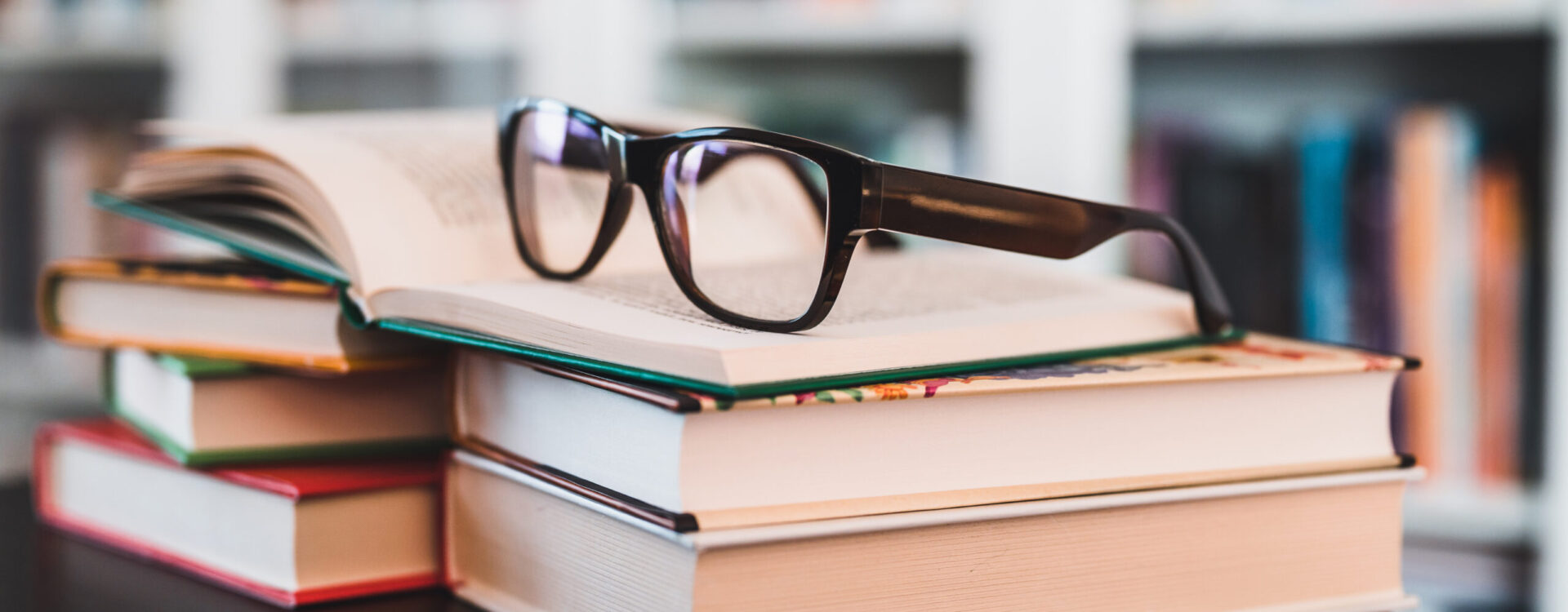 książka, okulary, redakcja, korekta